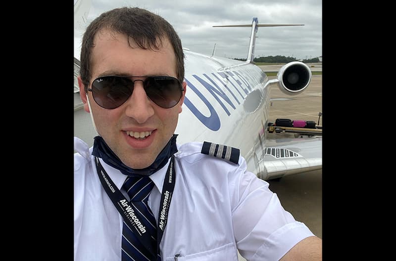 Newark B737 First Officer Gary M. feels he made the right choice with United and Aviate