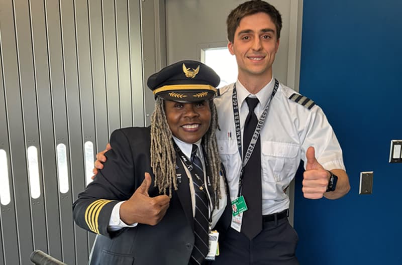 San Francisco B737 First Officer Ben B. securely reaches the United flight deck