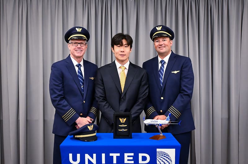 Pivoting career paths led SFO B737 First Officer J.W. S. to the United flight deck