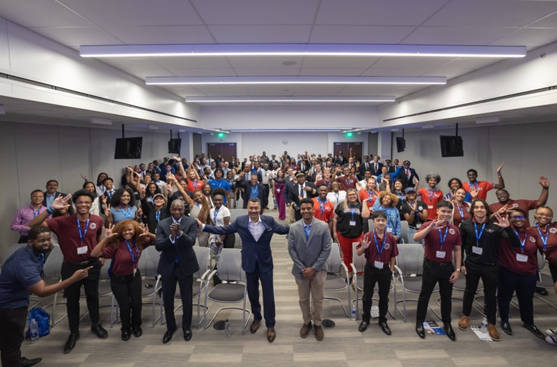 A group of United pilots and employees, as well as students from Historically Black Colleges and Universities, posing for a picture in a classroom at our United Flight Training Center as they celebrate HBCU Day.